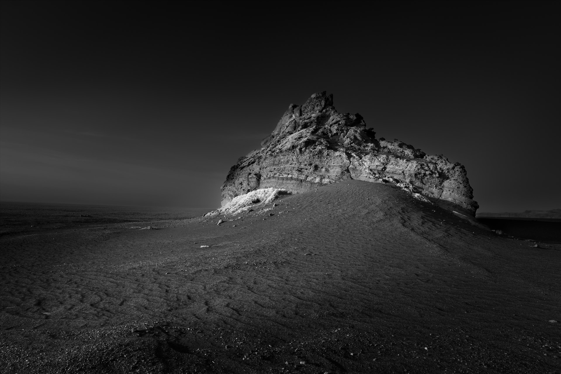 Relief rocheux en noir et blanc